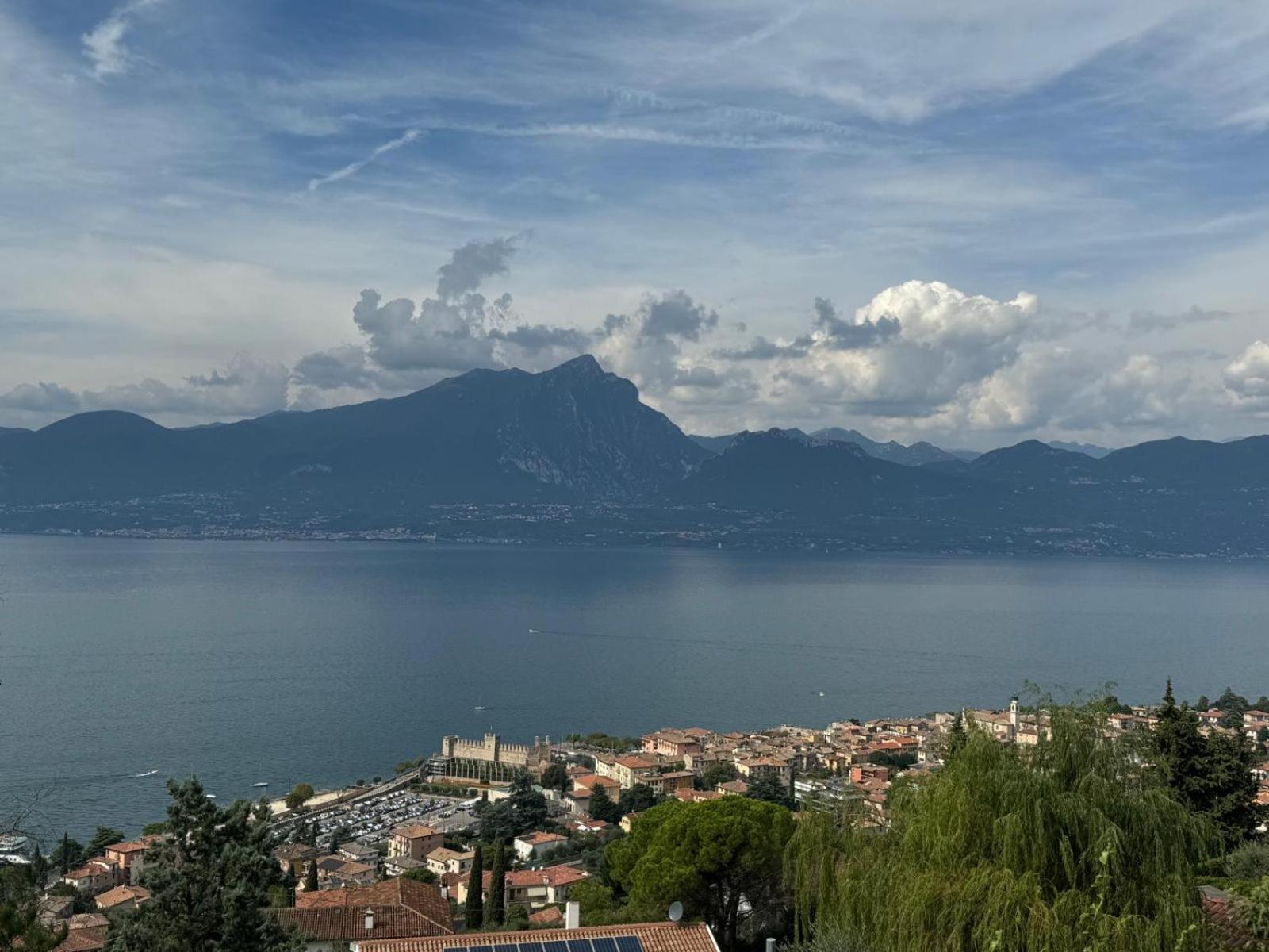 The View Apartment Torri Del Benaco Bagian luar foto